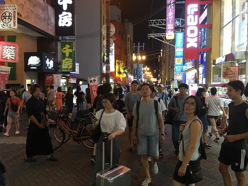 도톤보리 거리의 간판과 밤에 걷는 사람들